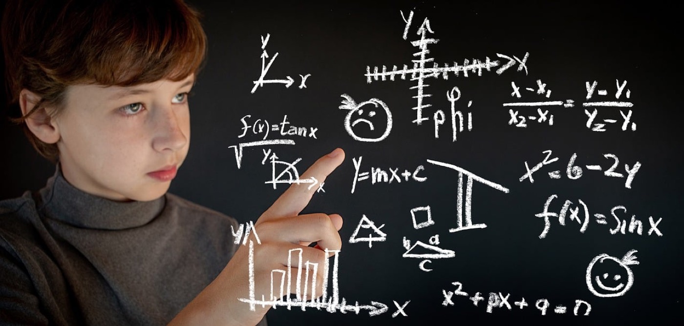 Uczeń i nauczyciel rozwiązują zadanie z matematyki przy stole