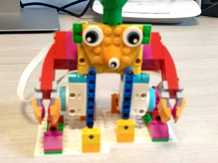 Robot zbudowany z klocków LEGO na zajęciach matematyki z robotyką w TALES